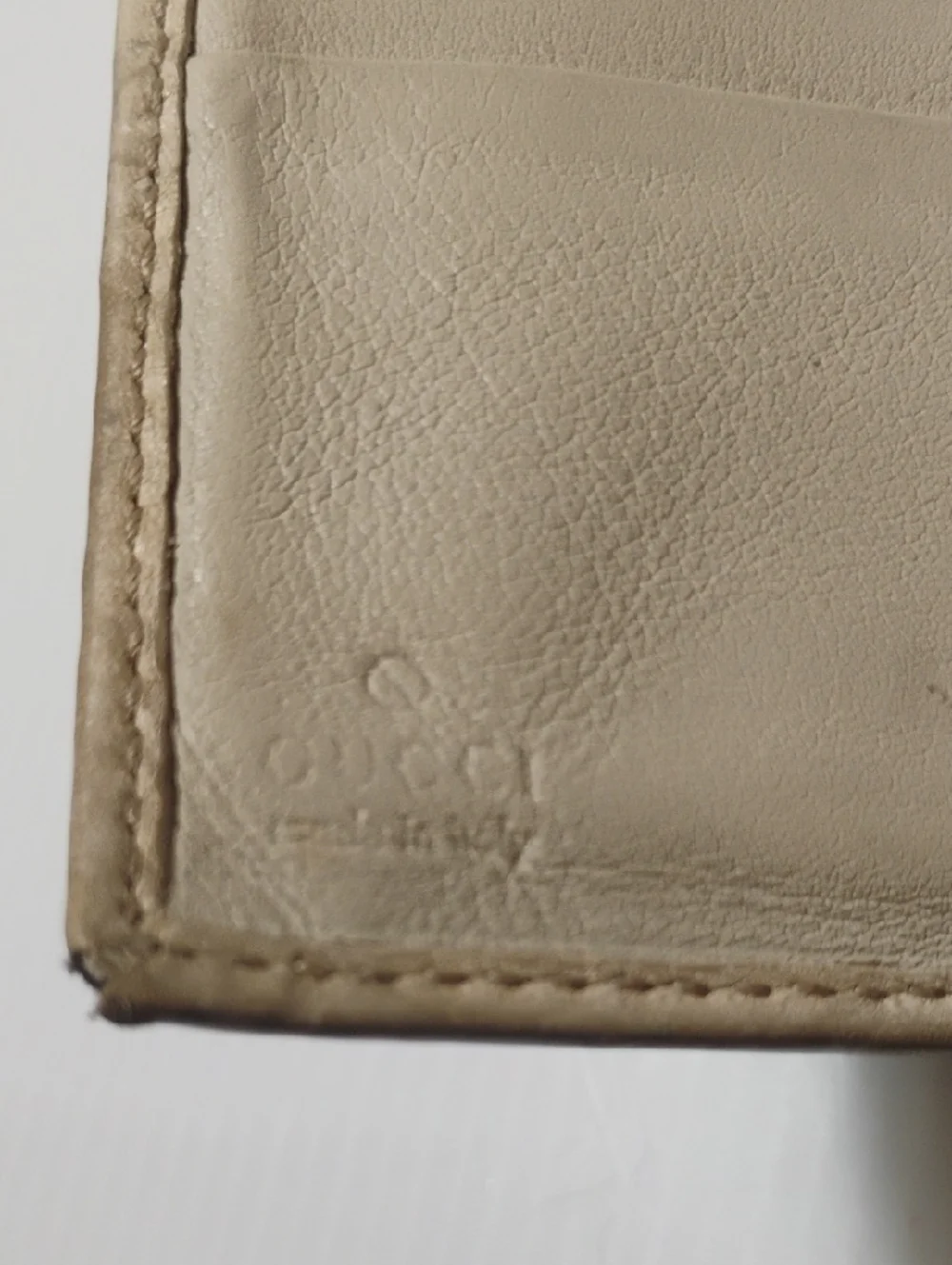 Gucci Authentic Beige Bow Embossed GG Wallet - Picture 7 of 10
